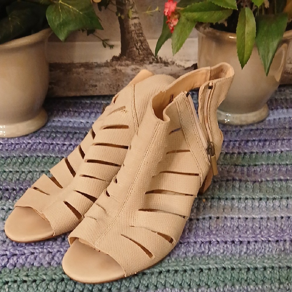 Chic Beige Women's Sandals with Cutout Design
